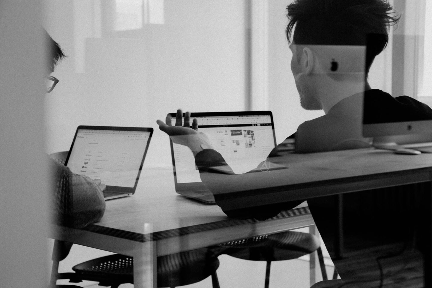 Dos personas frente a sus laptops. Design Thinking