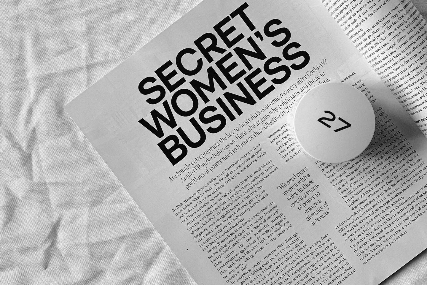 Libro abierto mostrando un encabezado destacado, ejemplo de uso correcto de etiquetas H