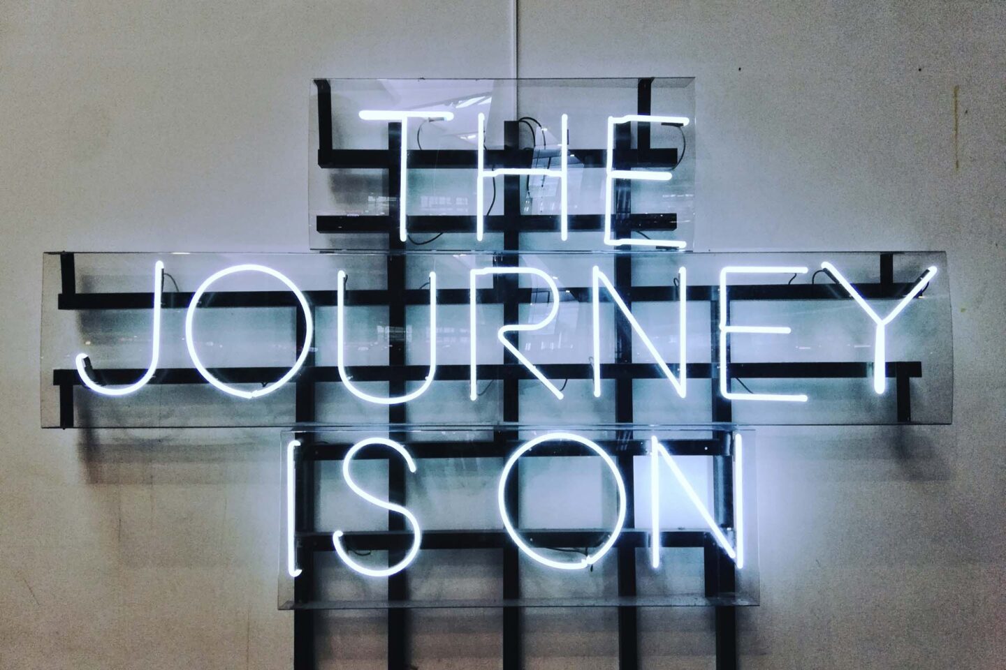 Letrero luminoso, símbolo de títulos y descripciones atractivas para SEO