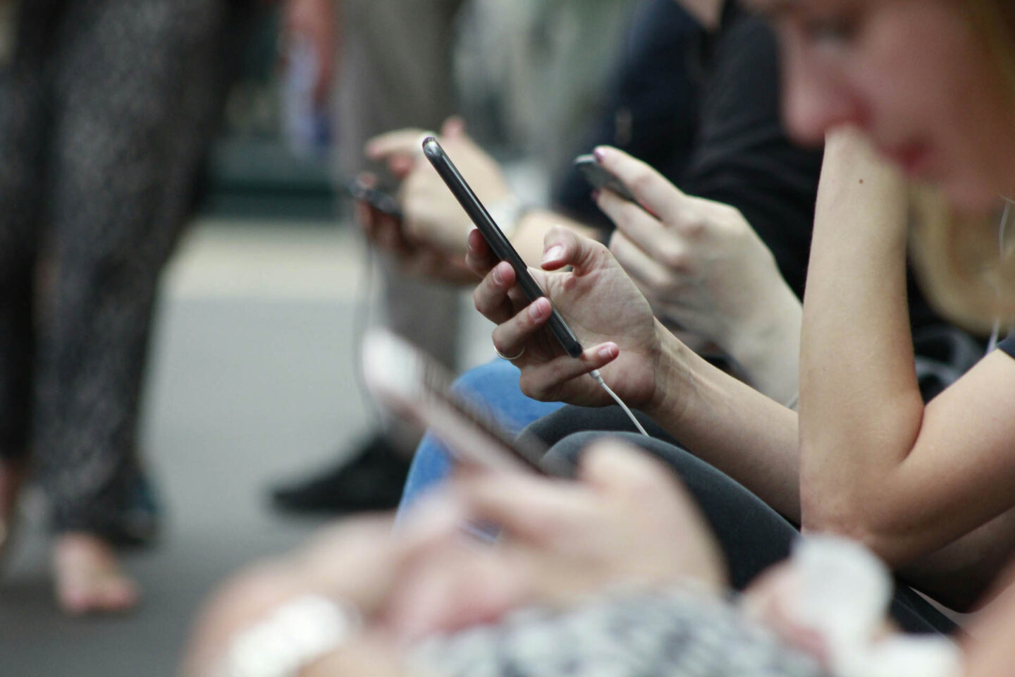 Jóvenes utilizando sus dispositivos móviles: Mobile first