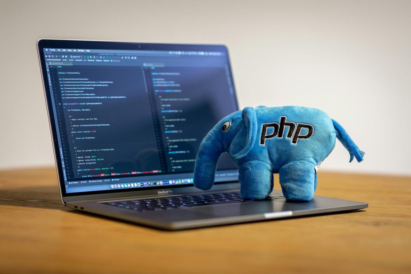 PHP desde cero - Portatil y símbolo de PHP