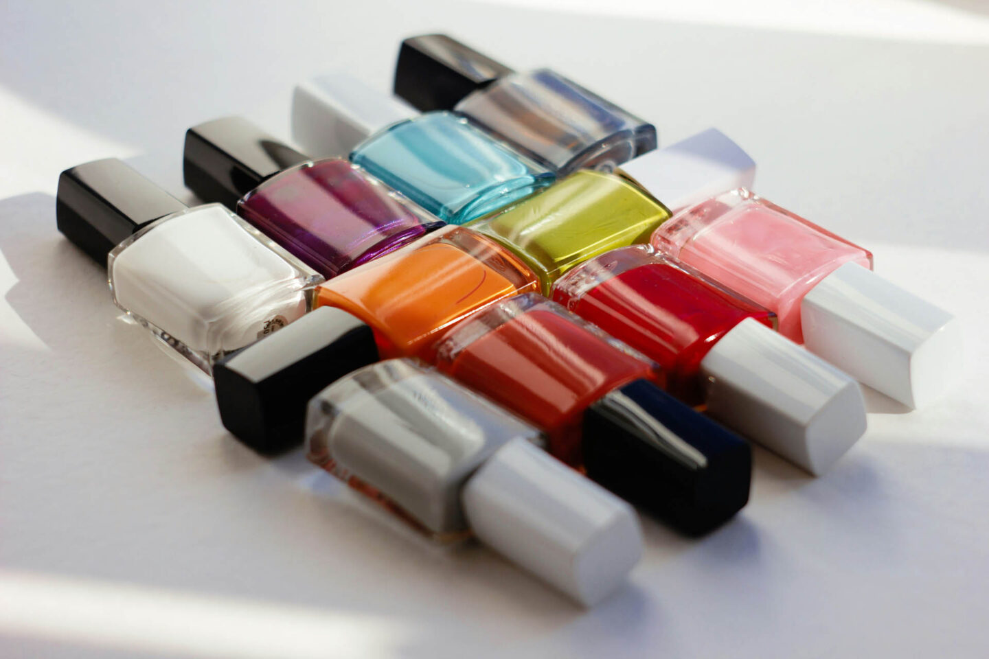 Coloridos esmaltes de uñas que representan la diversidad de tendencias para 2024 en diseño web.